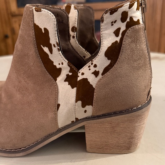 Pierre Dumas Tan Ankle Women’s Boots Cow Print Size 9 - Picture 4 of 12